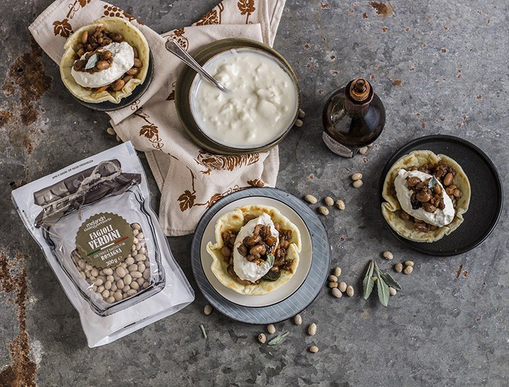 Cestini di piadina con mousse di squaquerone e verdini stufati