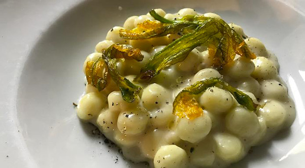 Gli Gnocchi cacio e pepe con fiori di zucca dell’Osteria Fratelli Mori