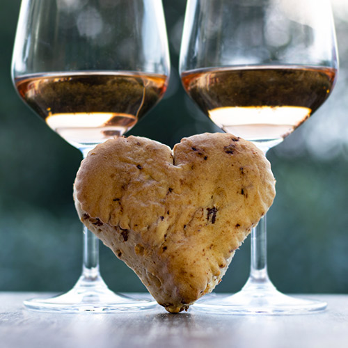 Due calici di Chiaretto di Bardolino con un cuore di pane al prosciutto crudo
