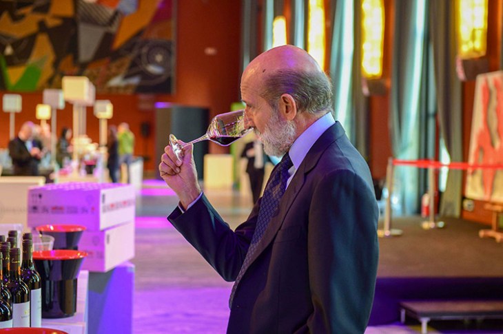 Luca Maroni che degusta