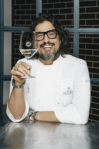 Alessandro Borghese con un calice di Asti Docg