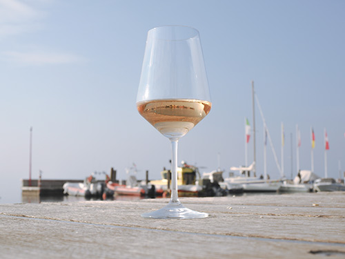 Calice di Bardolino sullo sfondo di un molo sul Lago di Garda