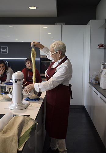 Angela Verdiani alle prese con la preparazione del pane