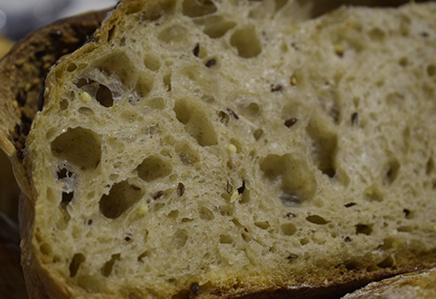 L'interno del pane ai cereali e farina semintegrale