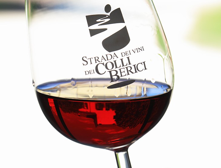 Calice con il logo della Strada dei Vini dei Colli Berici