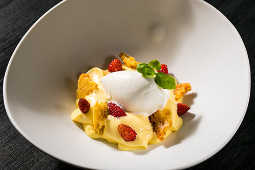 Spuma di caprino con fragoline di bosco