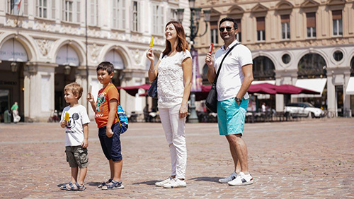 Famiglia a spasso con i sorbetti su stecco di Marchetti