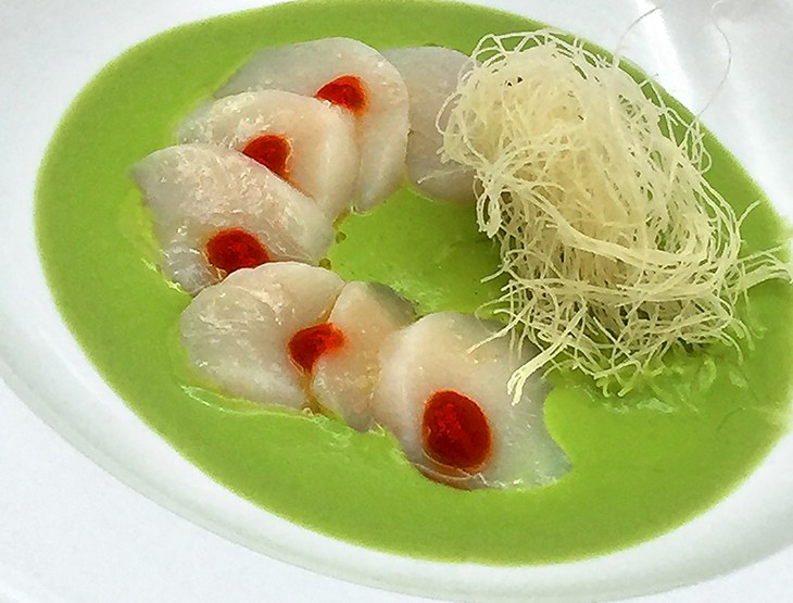 CAPASANTA CRUDA SU CREMA DI PISELLI E CROCCANTE DI KATAIFI