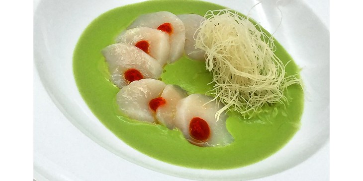 CAPASANTA CRUDA SU CREMA DI PISELLI E CROCCANTE DI KATAIFI