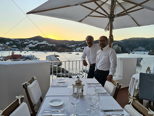 Esterno dell'Acqua Pazza con il patron Gino Pesce