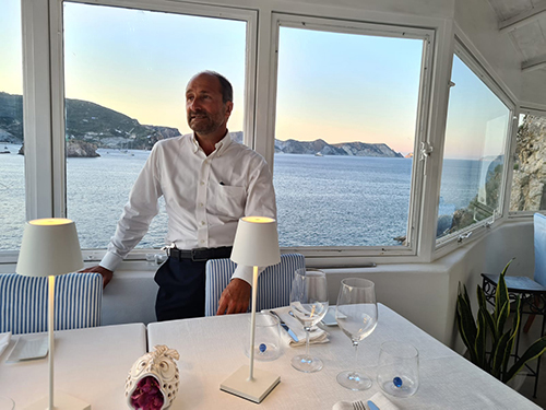 Lo chef Gino Pesce nel suo ristorante Acqua Pazza