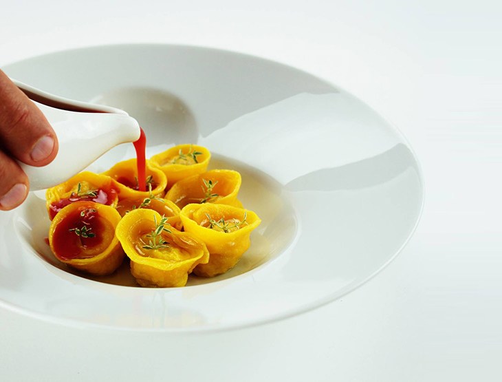 Tortelli al dentice con spremuta di pomodoro crudo - acqua pazza