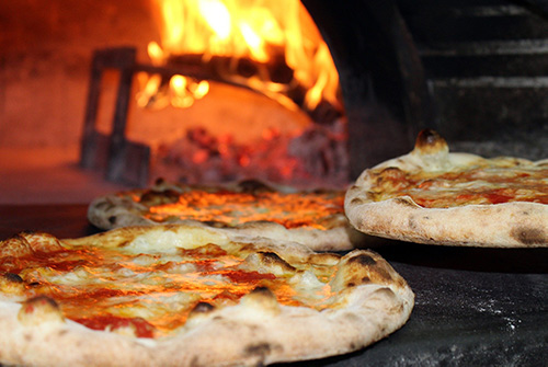Pizze cotte nel forno a legna