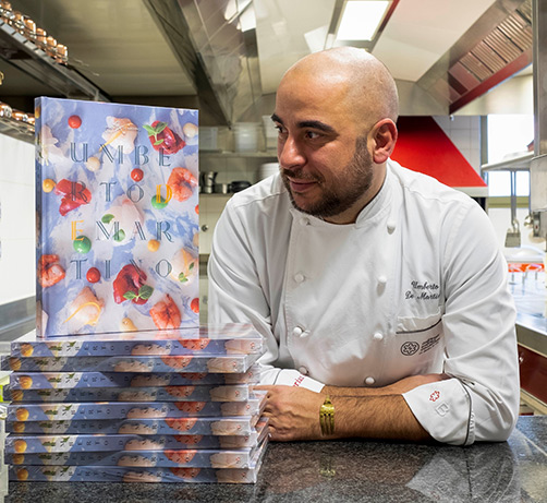 Umberto De Martino con il suo libro
