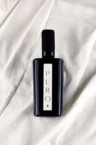 Una bottiglia di Puro Tenute Michelini