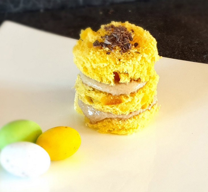 Tortino di colomba artigianale, mousse al caffè e scaglie di cioccolao extra fondente al sale dolce di Cervia