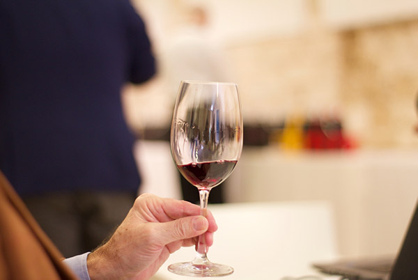 Calice di vino in degustazione a Radici del Sud